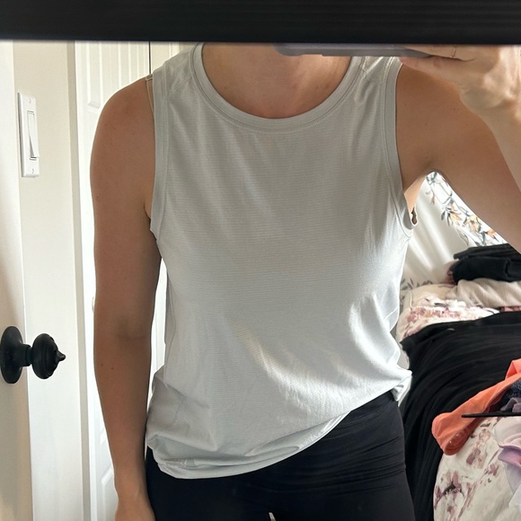 BUNDLE: three small women’s workout tanks - Picture 4 of 8